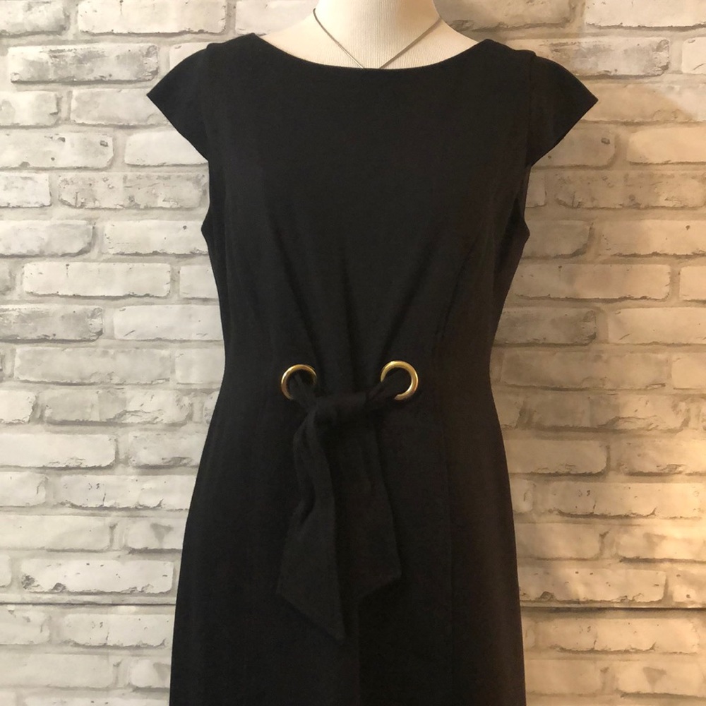 Taylor short cap sleeve black fitted dress size 4 no pockets